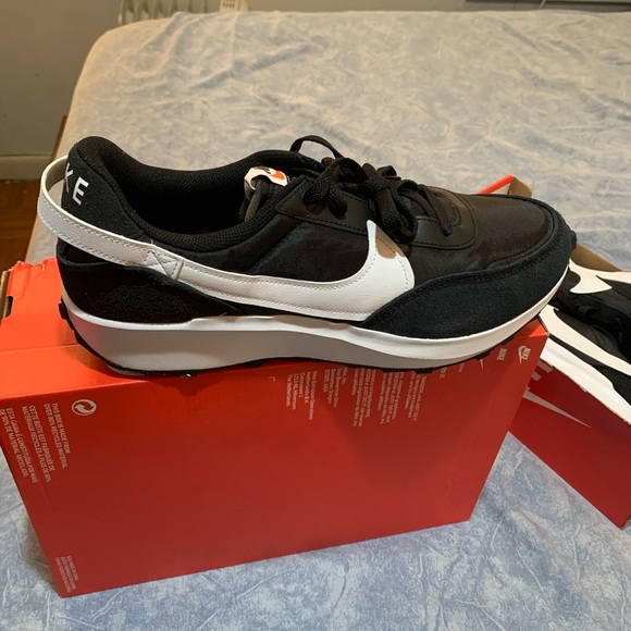 MENS NIKE SNEAKERS BRAND NEW SIZE 101/2 / 12 ONLY TWO PAIR AVAILABLE - Picture 2 of 10